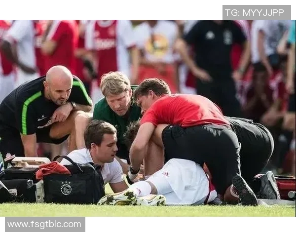 足球明星植物人状态引发关注其健康与职业生涯的未来发展探讨